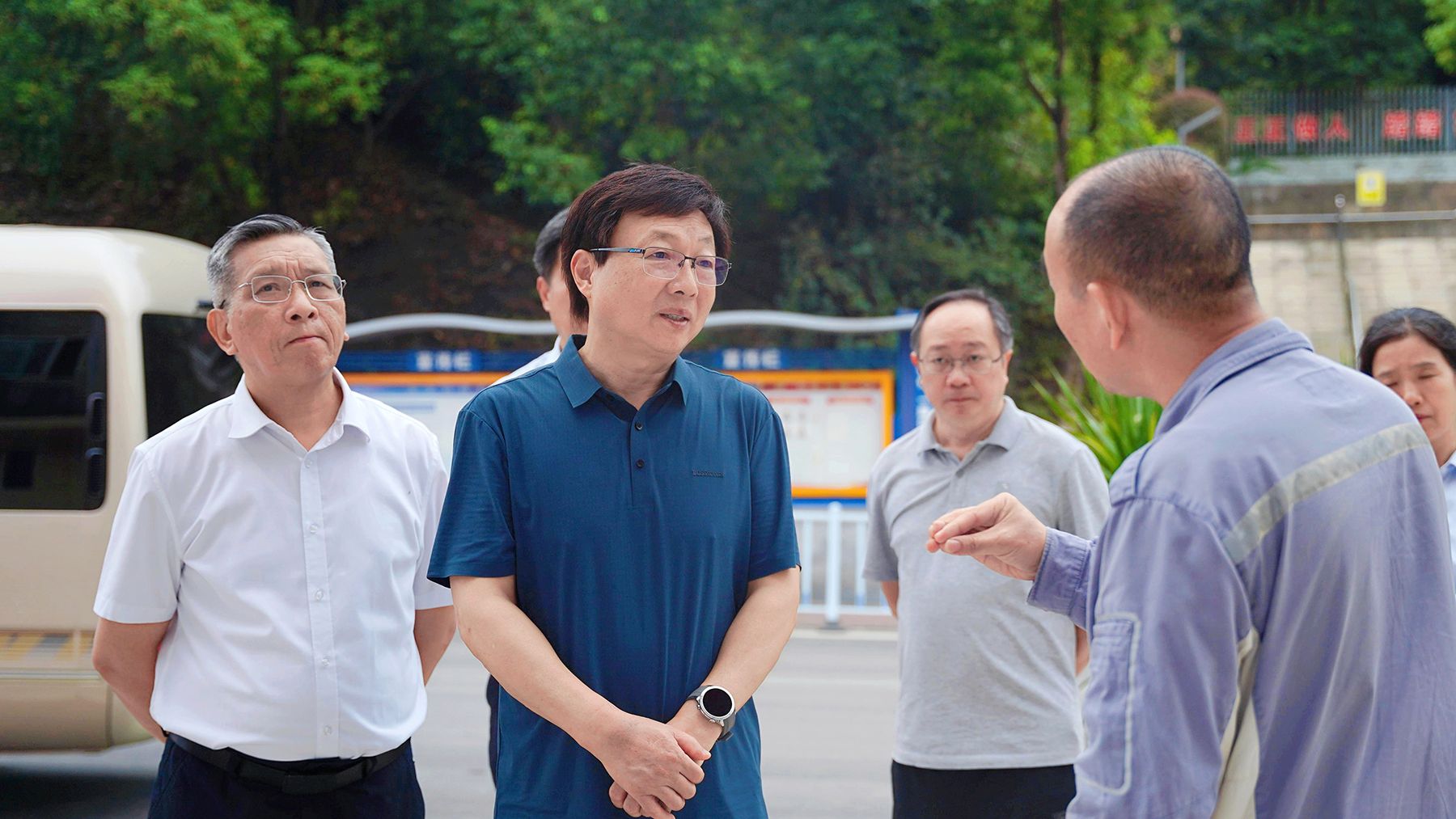 02 01-陈贵云在现场听取安全生产工作汇报_副本.jpg