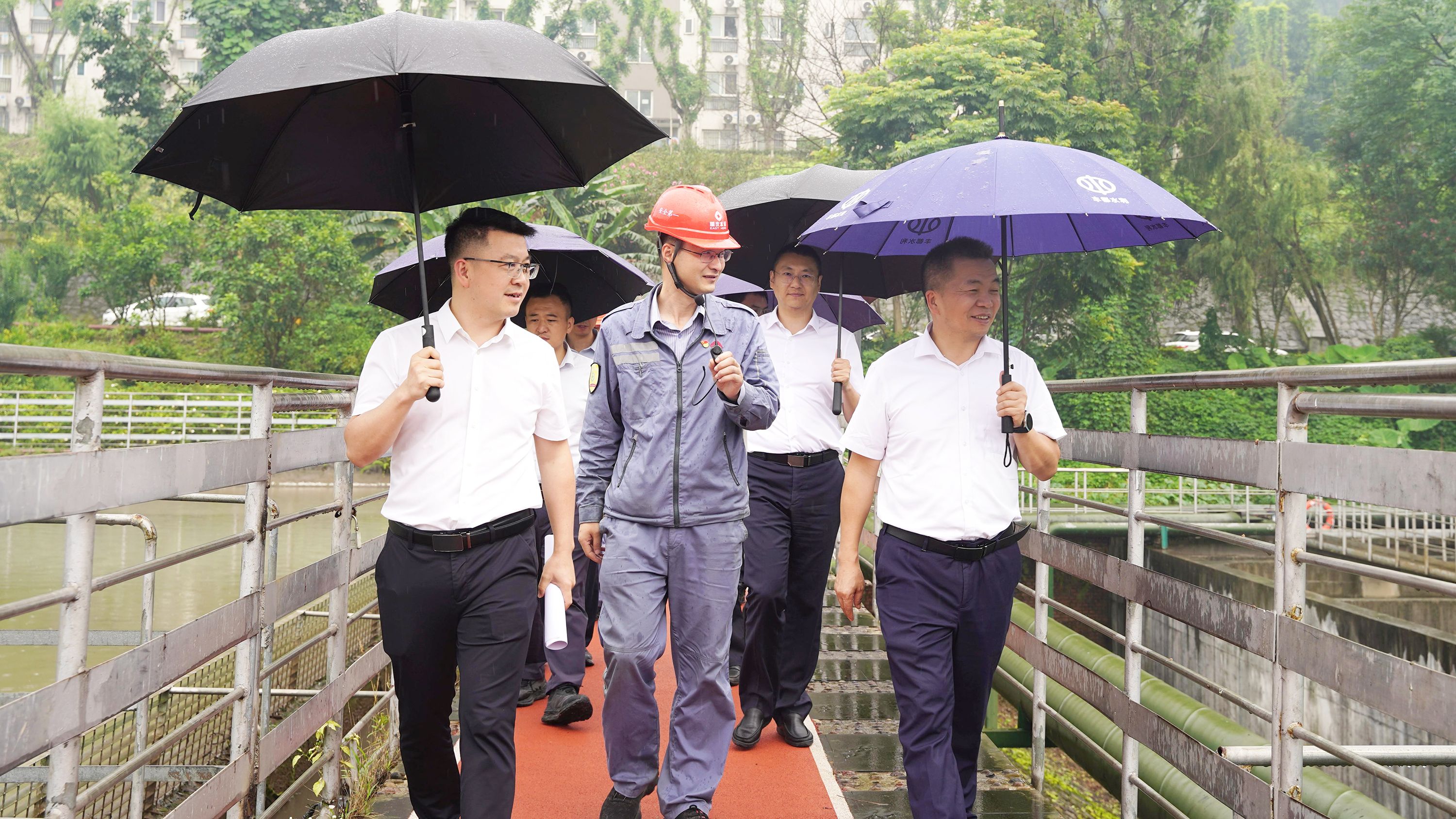 02 03-丰泥生技办邹继鸿引导市领导在生活区水循环参观.jpg