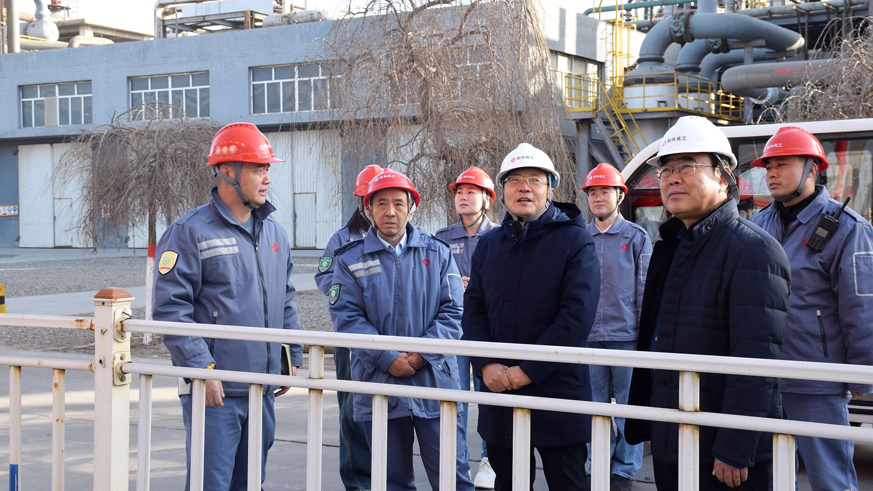 02 16-调研组查看球罐区域.jpg