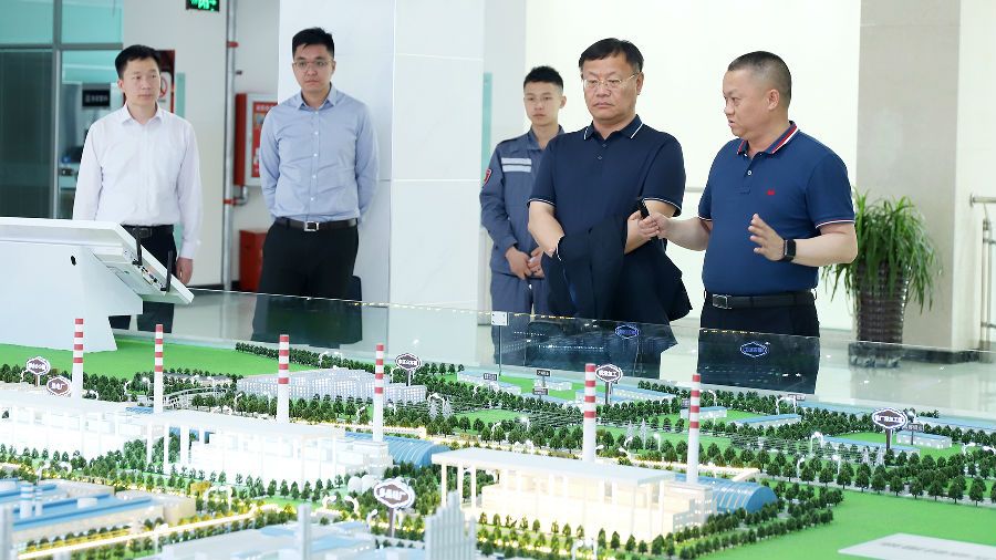 02 新疆维吾尔自治区工信厅二级巡视员唐远成到东方希望准东园区调研:让企业干起来2.jpg