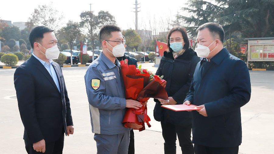 02 渑池县县长钱程到东方希望渑池铝业走访慰问图片3.jpg