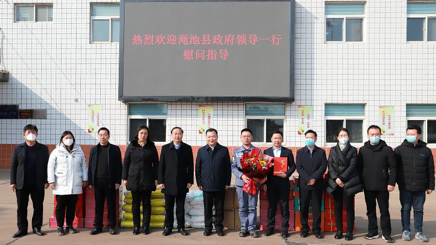 02 渑池县县长钱程到东方希望渑池铝业走访慰问图片4.jpg