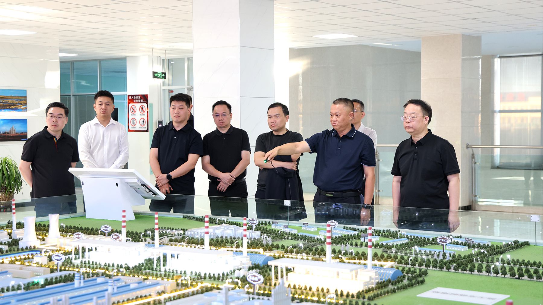 02 重庆市两江新区区委副书记、区政府区长、党组书记杨晓云到新疆东方希望新能源参观考察5_副本.jpg