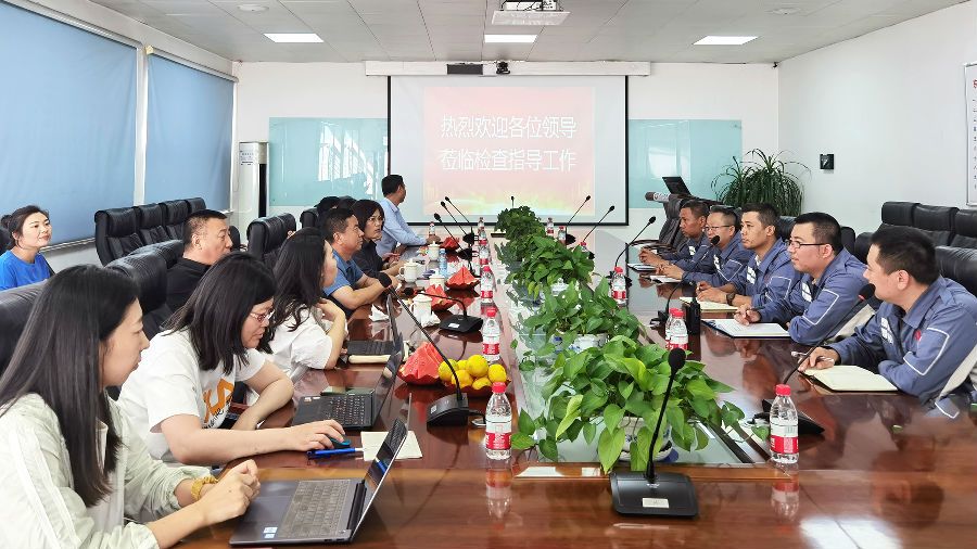 02 专家组在会议室.jpg